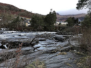 Killin 10K. Runners pass over the iconic bridge