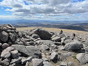 Gallus Running  : Rubble and rocks on the top