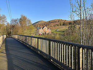 Beinn Dubh : The footbridge over A82