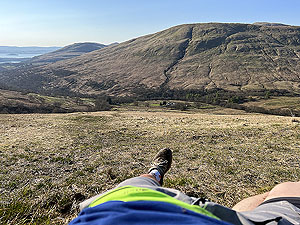 Beinn Dubh : Runner falls on slippy grass