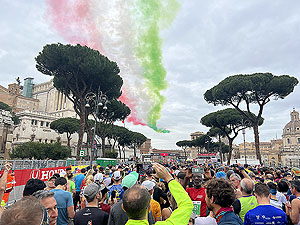 Rome marathon : Just before the start of the marathon, the air force fly by