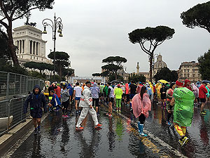 Rome marathon : A wet start to the race