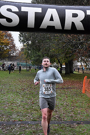 Auchterarder Chilli tace : Runner crossing the finish line
