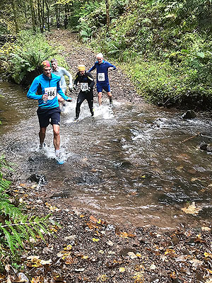 Auchterarder Chilli tace : Runners through the water