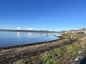 Over the Carman : From the wall beside the station looking towards Helesnburgh