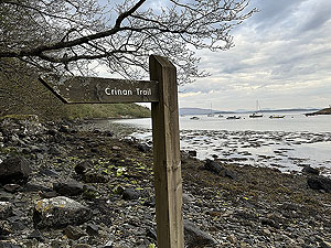 Crinan trail : Sign on beach to take you onto the trail