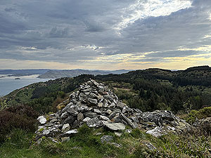 Crinan trail : Cairn at the top