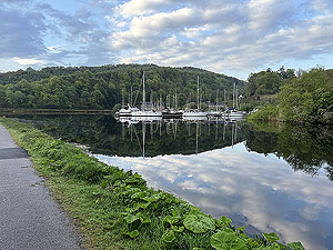 Crinan canal : Boat park on the Crinan canal