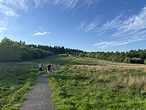 Whinny Hill : Sun shines on runners on the climb