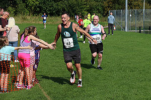 Gallus Running : Auchterarder 10K : A low 5 coming up to the finish line