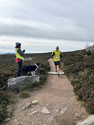 Gallus Running : Bennachie hill race : Give a wave to the dog