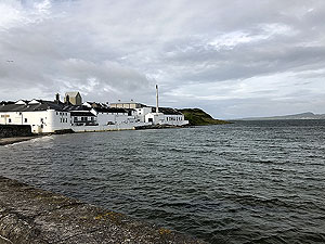 Gallus Running : Bowmore running loop : Bowmore distillery from the harbour