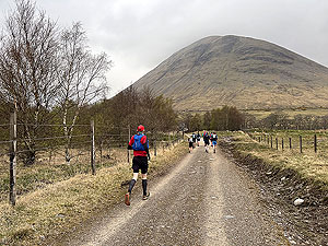Devil O Highlands : Runners heading towards Bridge of Orchy