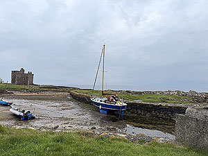 Ayrshire coast : Smal boat at the catle