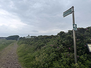 Ayrshire coast : Sign from the beach to the small road