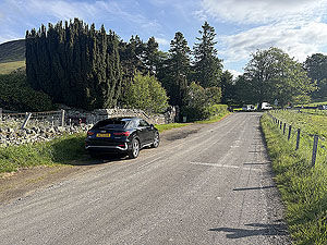Glenshee loop : Parking outside the church