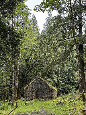 Inveraray Caslte : : Old ruin on the trail