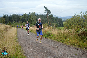 Highland fling : Runners on the uphill after the Drymen checkpoint
