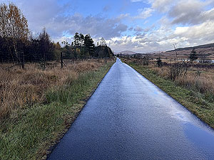 Bridge of Orchy 10k  : The tarred road looking back near the finish